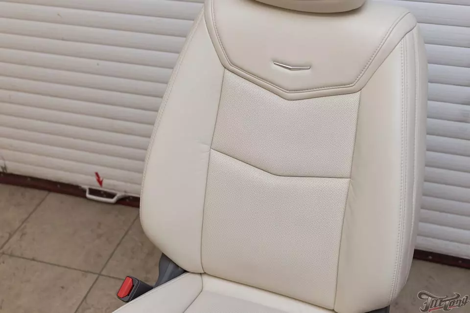Cadillac XT5. Химчистка сидений и покраска белой кожи.